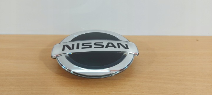 NISSAN QASHQAI NEU MODEL EMBLEM MOTORHAUBE GRILL FÜR RADAR