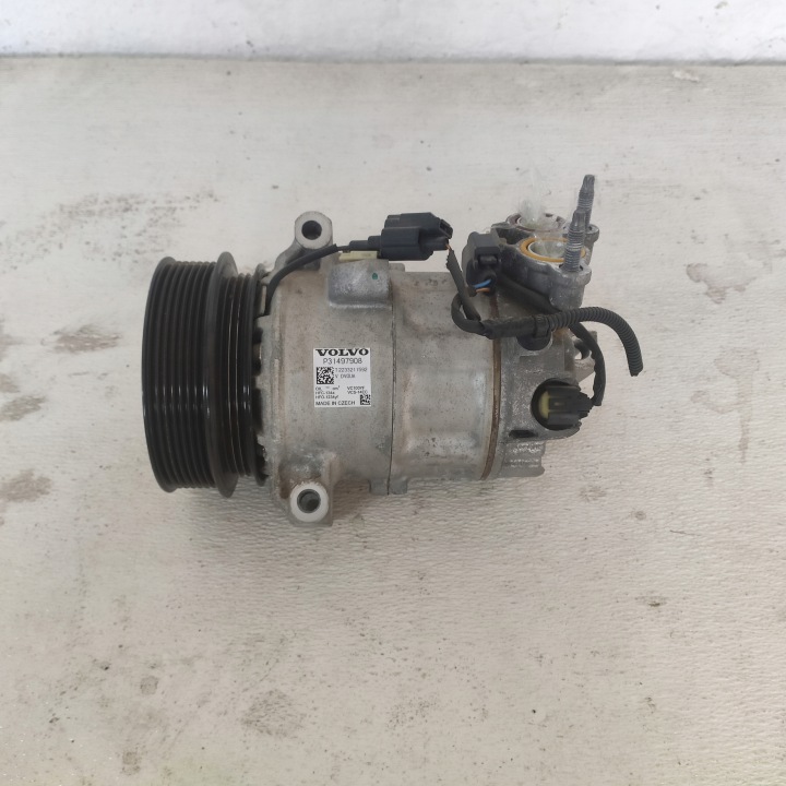 VOLVO XC60 II 2022 B4 MILD-HYBRID 2.0D compressor of the air conditioning 31487908