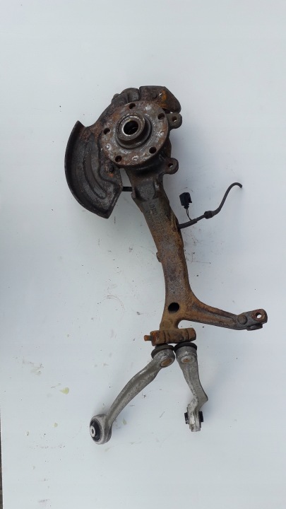 AUDI A6 C5 A4 B5 glavčina desna 8D0407258