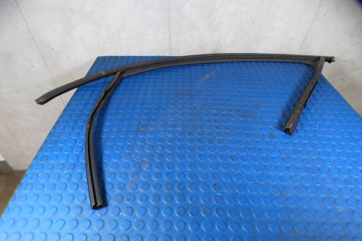 Skoda Octavia III gasket ramki door left front 5E0837431E st.very good condition
