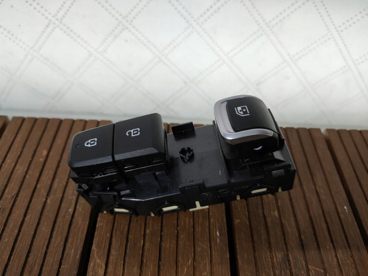 KIA SORENTO IV 20-24 MQ4 ovladac oken BLOKADY dveře 93581P2220 OE