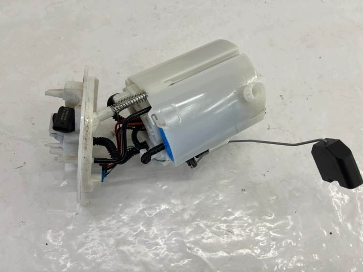 MERCEDES C-KLASA W205 Pompe alimentation carburant A2054704900
