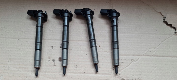 A6 C6 LIFT Iniettore Iniettore carburante 2.0 TDI 4X 03L130277 A4 B8 A5 Q5