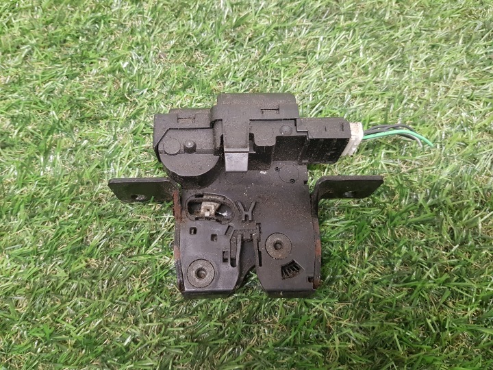 de la serrure du capot coffre RENAULT CLIO 3 8200947699