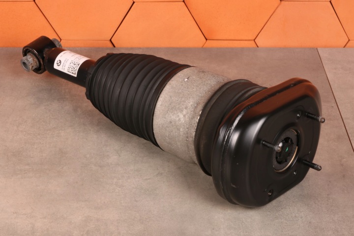 BMW 5' G31 shock absorber PNEUMATYCZNY right rear rear part 6882826