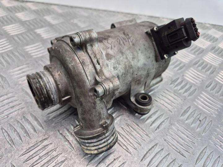 BMW 5 F10 F11 520i Wasserpumpe 7597715