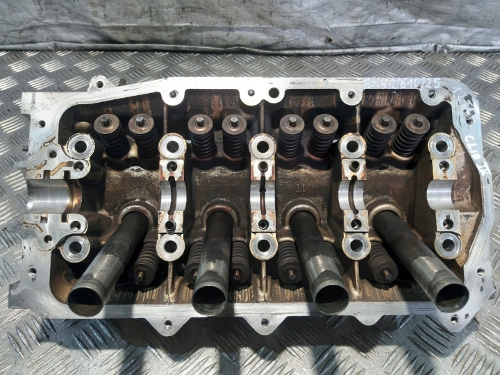 head. RENAULT CLIO III 1.2TCE 8200460196