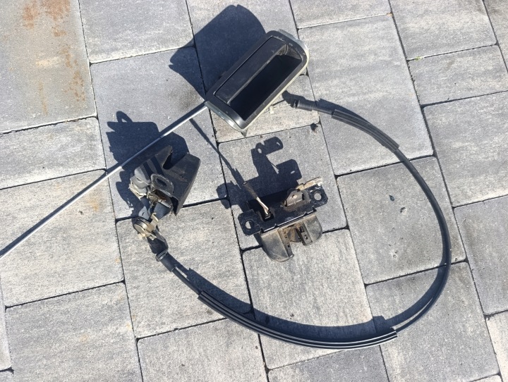 VW T5 T6 maniglia CAVO Della serratura RYGIEL PORTA Portiera Destro posteriore SKREZYDELKA 7H0827825