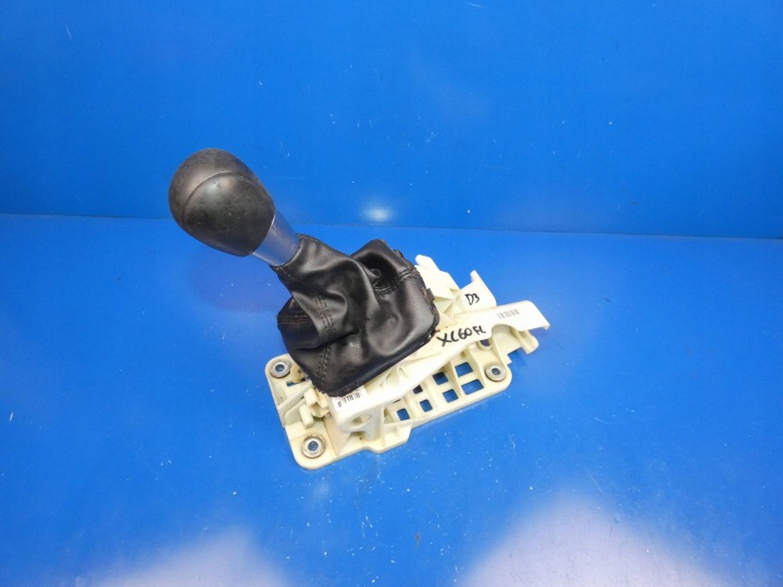 VOLVO XC60 and gear lever trim changes of the gear MANUAL