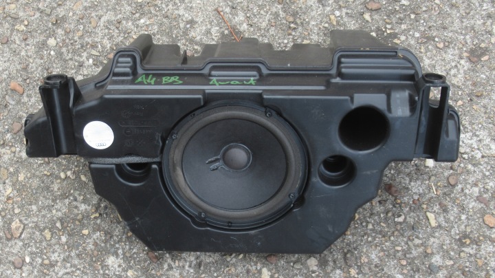 AUDI A4 B9 AVANT 3.0 TDI 18R SUBWOOFER