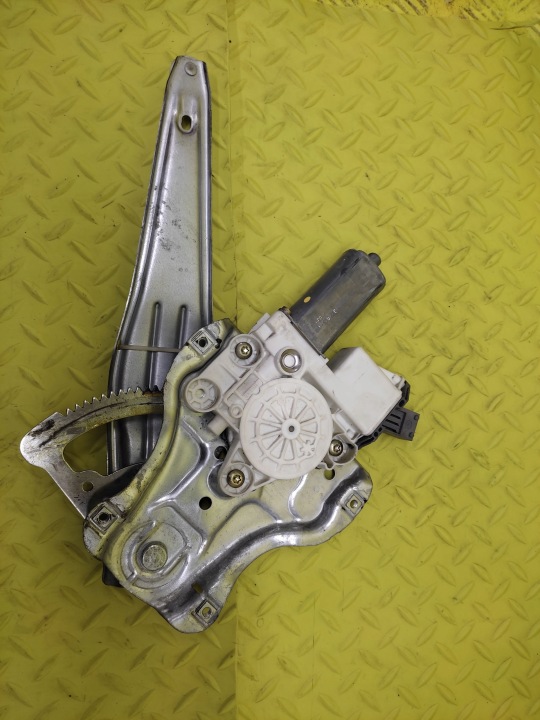 TOYOTA AVENSIS T25 KOMBI window regulator right rear part