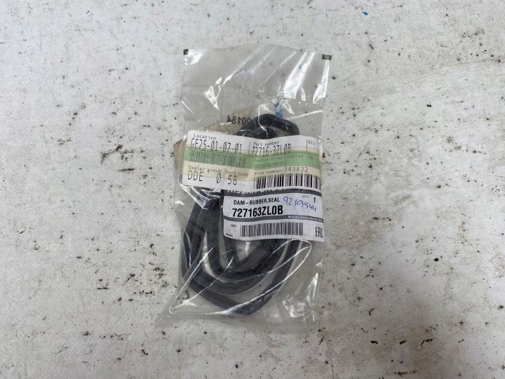NISSAN QASHQAI J11 13- Joint Supérieure Vitres CZOLOWEJ PRZEDNIEJ 72716-3ZL0B