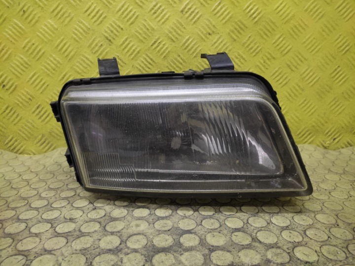 AUDI A4 B5 REFLEKTOR Licht rechts vorne 8D0941004E