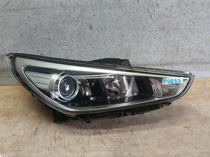 Licht vorne rechts HYUNDAI I30 III 3 17- Linse Z DOSWIETLENIE 92102-G4XXX