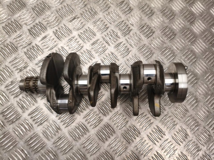 122018068R Renault Clio V 2023 kampiakseli 4