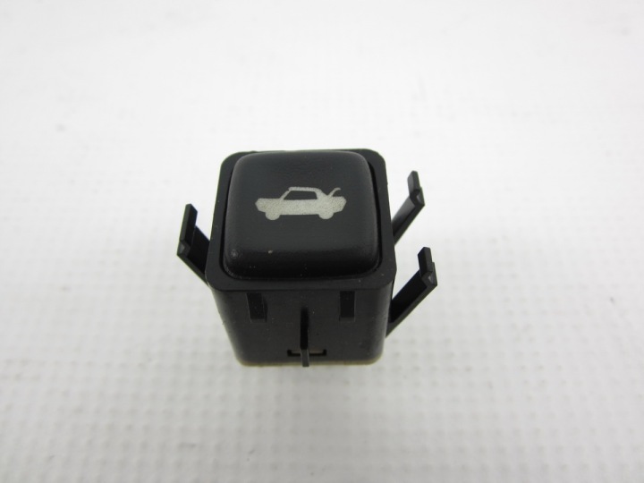 BOUTON POUR L’OUVERTURE ARRIÈRE DU CAPOT CORVETTE C6