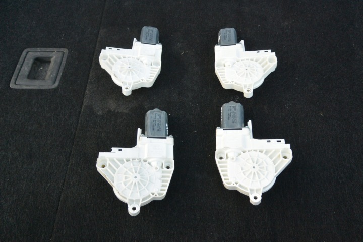 Motorino PORTA Portiera sinistra Destra Anteriore posteriore AUDI Q7 4L LIFT KOMPLET