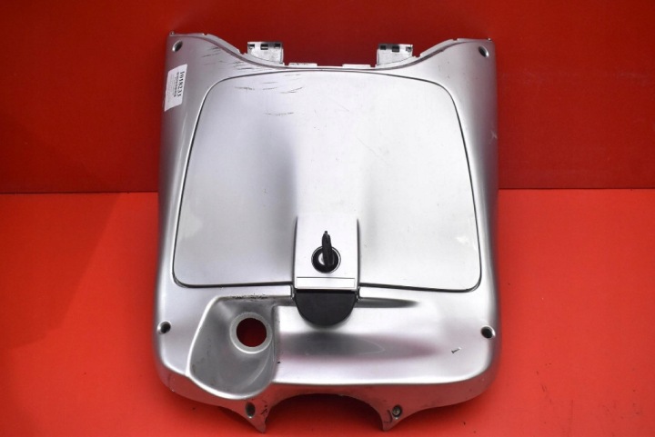 copertura GREMBIALINA superiore CZACHA carenatura SREBRNA DIS103225 APRILIA 125 SCARABEO 03R