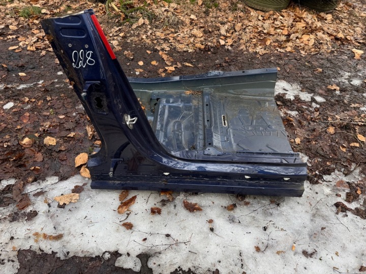 IDEALNY Stlpik stredný Prah pravý PORSCHE TAYCAN 9J 1