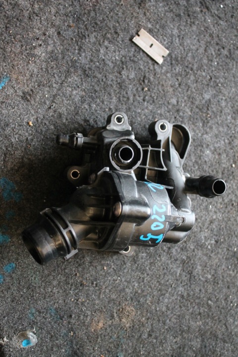 2205. thermostat housing BMW 8581627