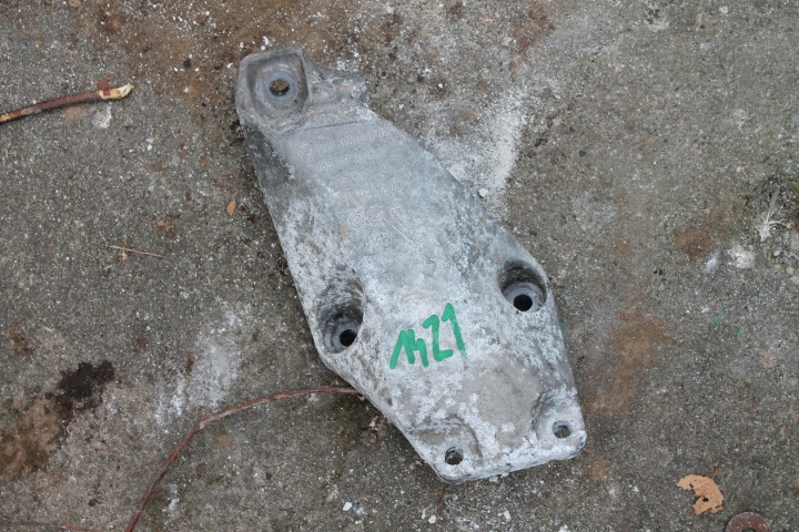 1421. supporto Supporto motore staffa fissaggio 6861401
