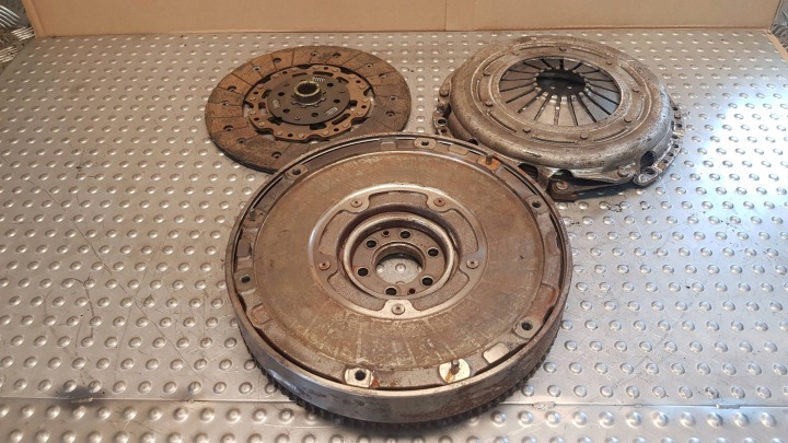 Tengelykapcsoló kerék kettős tömegű lendkerék AV61-6477-CF FOCUS MK3 C-MAX MK2 VOLVO V40 II 1.6 D