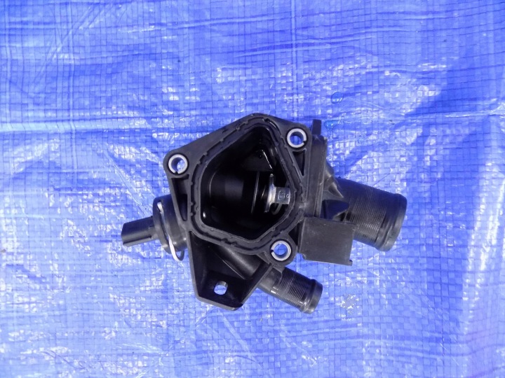 abdeckung gehäuse des thermostats NAVARA NP300 D23 ALASKAN 2,3DCI