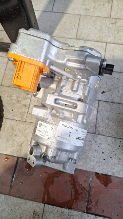 compressor of the air conditioning Renault Austral 926003993R as new!
