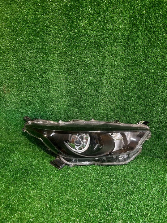 REFLEKTOR right TOYOTA YARIS IV NR.R