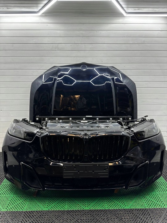 předek BMW X5 G05 napínací pás KOMPLET chladiče světlá kapota barva 416 CARBON SCHWARZ
