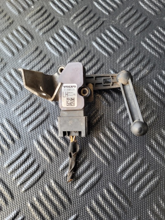 Sensor POZIOMOWANIA vorne links 31360328 VOLVO XC60 II 2.0 T8 PHEV HYBRID