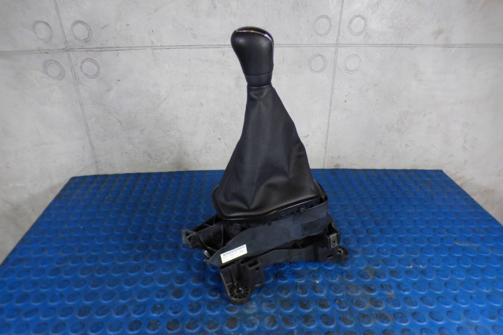 Ford Fiesta MK7 1.25 B Levier de vitesse Mécanisme levier vitesse Engrenage Pommeau Guêtre C1BR-7C453-AAD