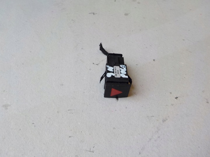 wlacznik Fények awaryjnych vw polo 9n 6Q0953235A