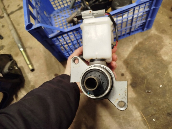 Suzuki Forenza brake fluid tank 5