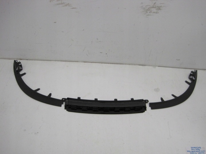 BLENDE SCHUTZKAPPE LEISTE SCHUTZLEISTE HECKKLAPPE LOGO PORSCHE CARRERA 992807823B