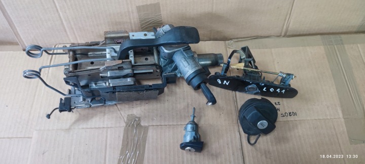 VW POLO 9N FL Piantone sterzo usato + KOMPLET ZAMKOW