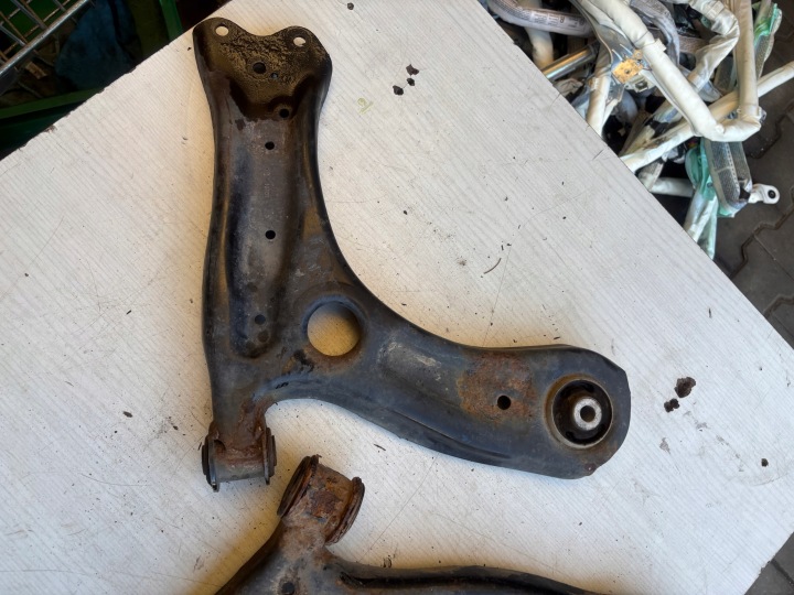 rameno pravý předek AUDI A1 8X VW SEAT SKODA 6R0407152F