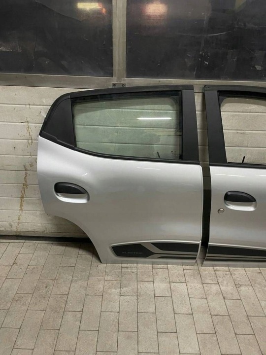 dveře OKNO záď pravé DACIA SPRING W barva stříbrné STAN jako nové