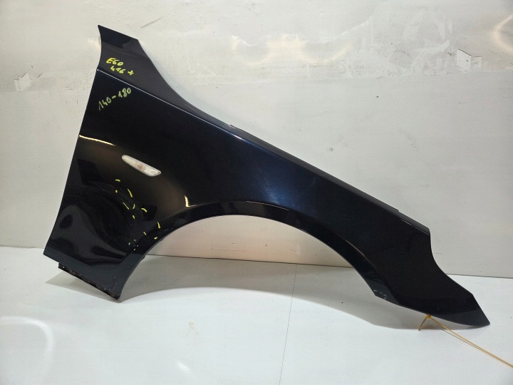 blatník pravý predný predok BMW E60 E61 CARBONSCHWARZ