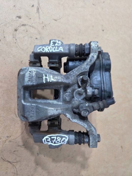 Toyota Corolla E21 třmen brzdový zadní levý (B780)