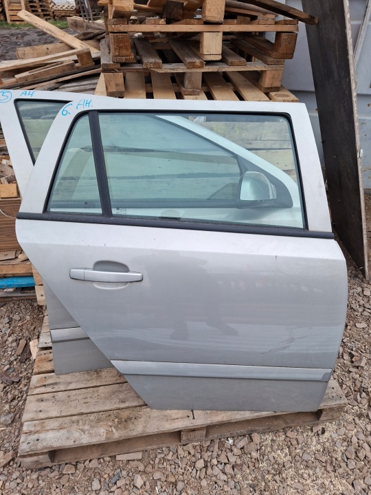dveře kompletní pravý záď Opel Astra H kombi Z167