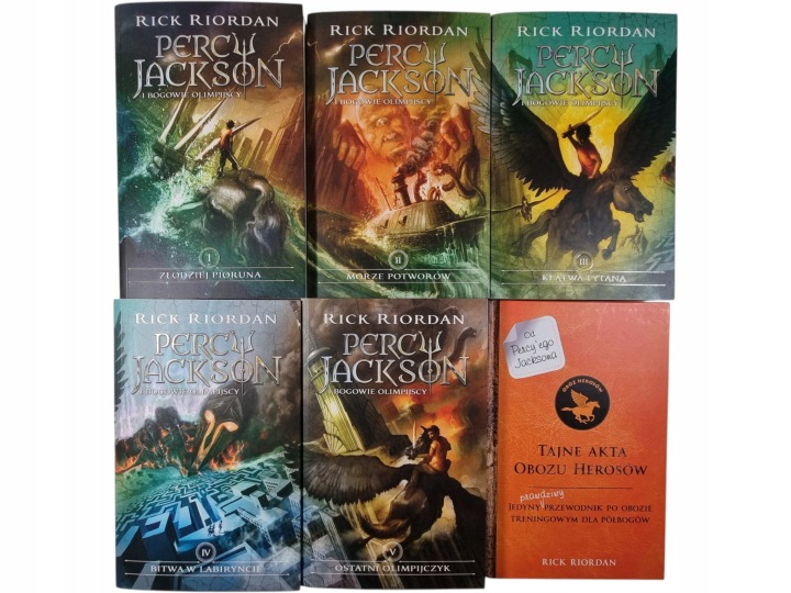 Zdjęcie egzemplarza: Percy Jackson i Bogowie Olimpijscy 1-5 + Tajne Akta / Rick Riordan