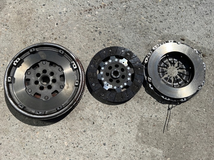RENAULT CLIO KANGOO Reifen Rad Schwungrad 302052316R komplet wie neu ORYG