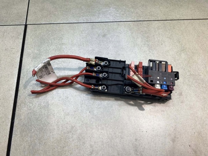 Kasten der Sicherungen MERCEDES W251 3.0 CDI V6 A2515400306