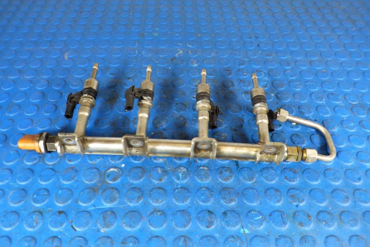 injection ramp injector of the fuel KPL. 03F133320C Skoda Rapid 1.2 TB