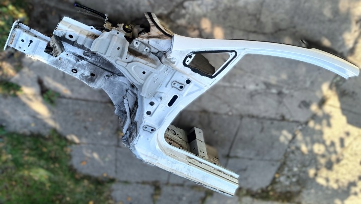 Ford Fiesta MK7 LIFT 3D Quarto LONGHERONE sinistra Anteriore BIALY HC