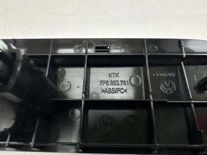 2012 Volkswagen Touareg II Back socket 12V 7P6863761 10