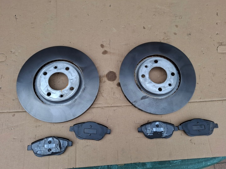 Opel MOKKA B II Bremsscheibe Bremsbeläge vorne 9807353480 neu 25r