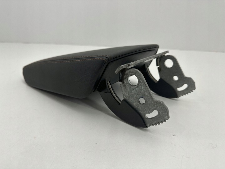 Cupra Formentor 2025 console armrest 5