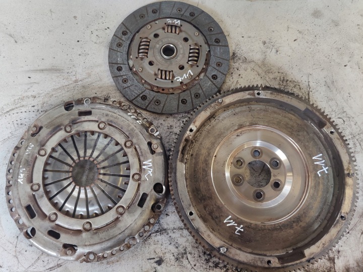 VW GOLF V 1.4FSI BKG zamajac 5156470 kočioni disk 03C141031D druk ploča